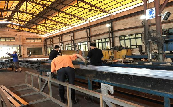 正在檢測(cè)鋁型材 正在檢測(cè)鋁型材